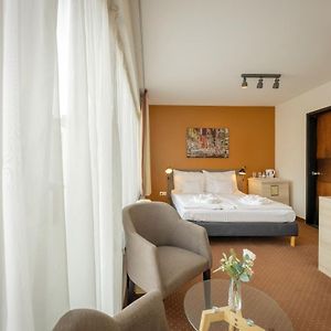 Zimmer mit Kingsize-Bett